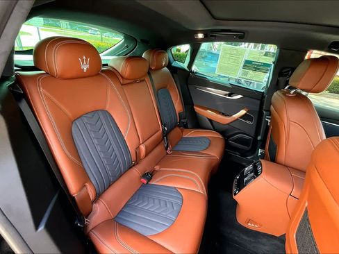 Used 2021 Maserati Levante GranLusso image 20