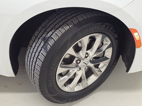 Used 2022 Chrysler Pacifica Touring-L image 44