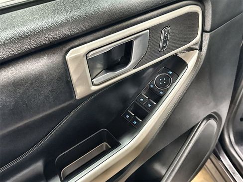 Used 2022 Ford Explorer XLT image 14