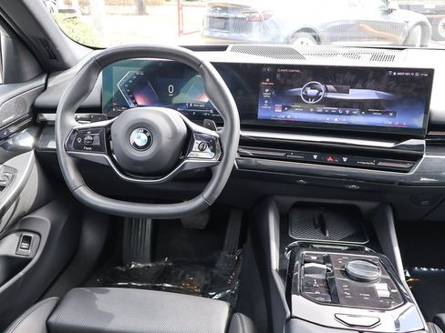 Used 2024 BMW 530i xDrive 530i xDrive w/ Premium Package image 40