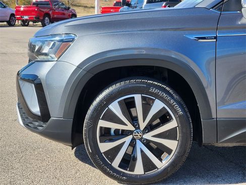 Used 2024 Volkswagen Taos SE image 8