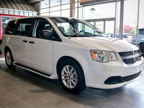 Used 2019 Dodge Grand Caravan SE FWD image 3