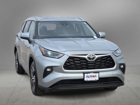 Used 2023 Toyota Highlander XLE FWD image 3