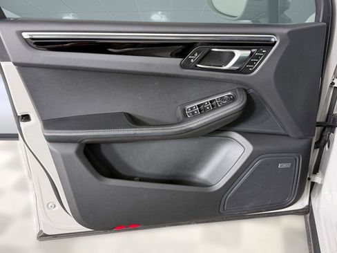 Used 2024 Porsche Macan image 12