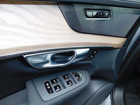 New 2026 Volvo XC90 B6 Plus w/ Protection Package Premier AWD/4WD image 16
