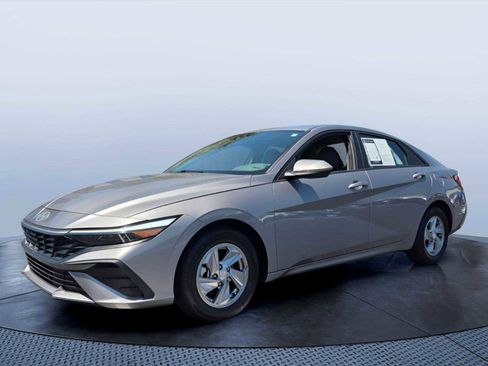 Used 2024 Hyundai Elantra SE FWD image 2