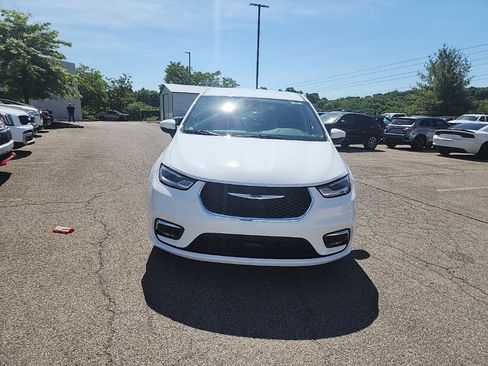 Used 2023 Chrysler Pacifica Touring-L AWD/4WD image 3