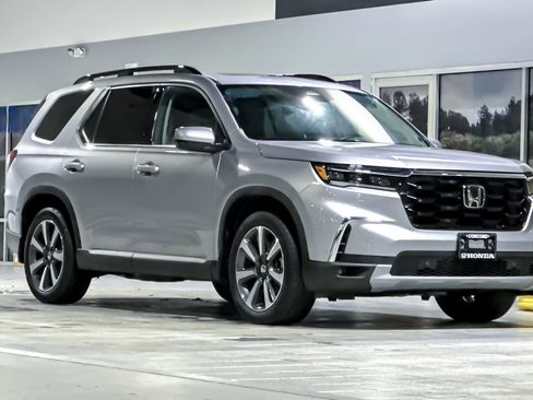 Used 2025 Honda Pilot Touring image 6