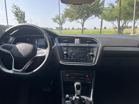 Certified 2022 Volkswagen Tiguan SE FWD image 25