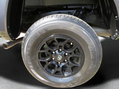 Used 2022 Toyota Tacoma SR5 w/ Technology Package image 33