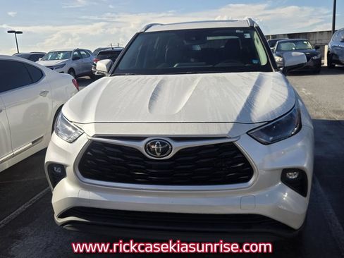 Used 2022 Toyota Highlander XLE AWD/4WD image 3