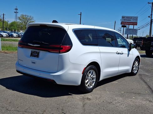 Used 2024 Chrysler Pacifica Touring-L FWD image 7