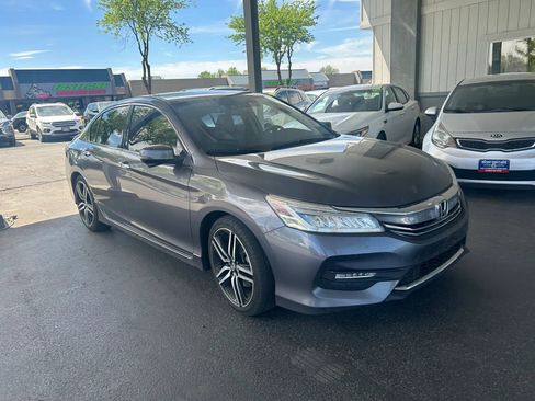 Used 2017 Honda Accord Touring image 2