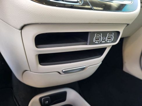 Used 2024 Chrysler Pacifica Touring-L image 20