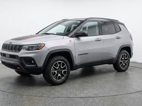Used 2025 Jeep Compass Trailhawk AWD/4WD image 3