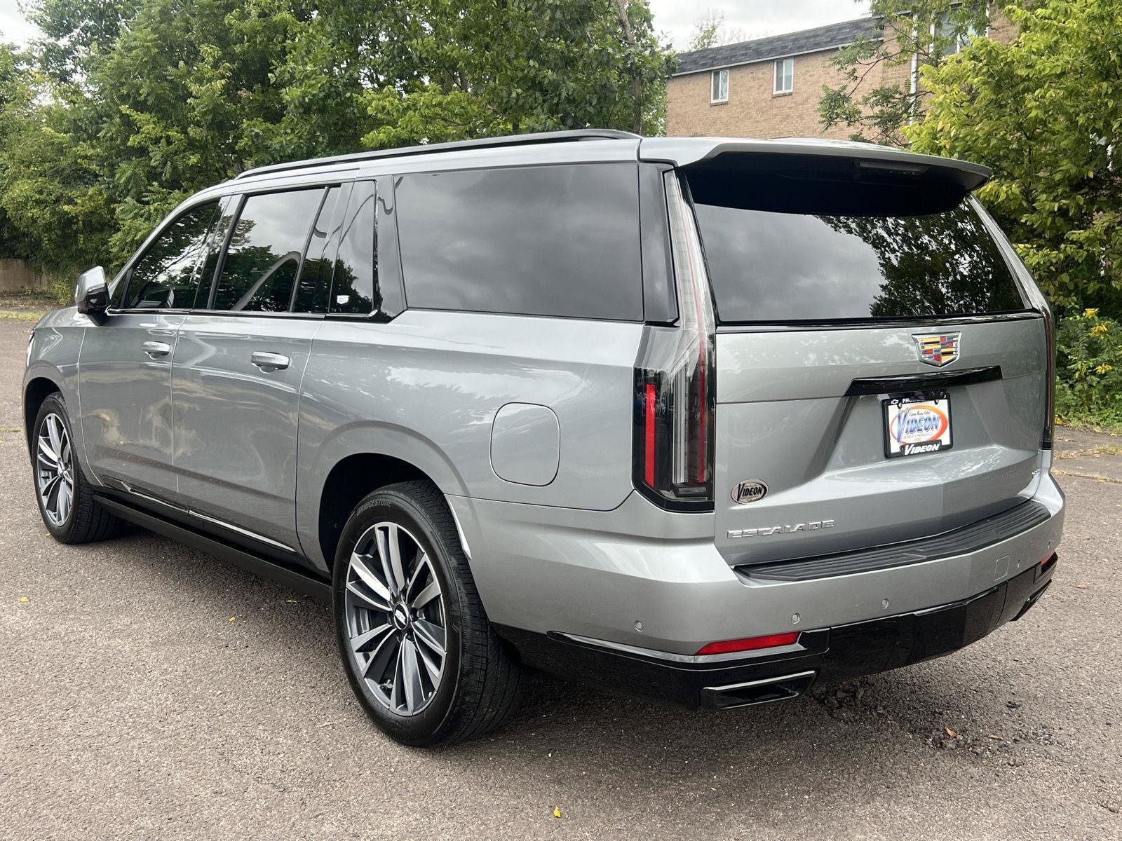 Used 2025 Cadillac Escalade ESV Sport w/ Touring Package AWD/4WD image 5