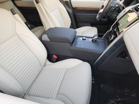 Used 2025 Land Rover Discovery S AWD/4WD image 9