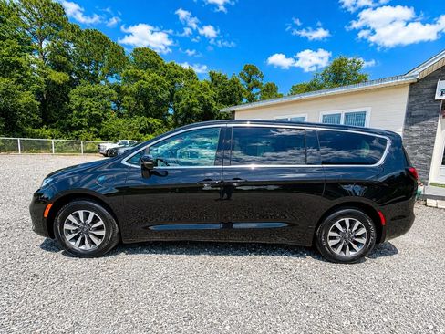Used 2023 Chrysler Pacifica Touring-L FWD image 3