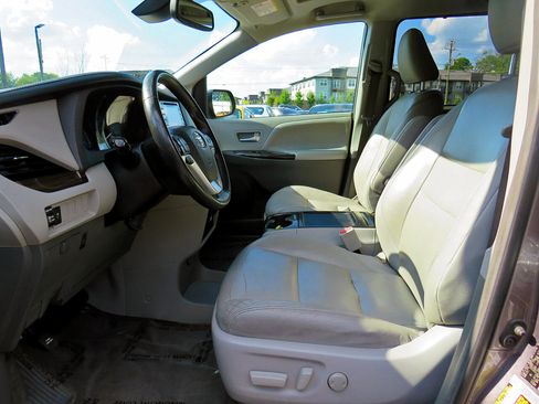 Used 2018 Toyota Sienna XLE image 14