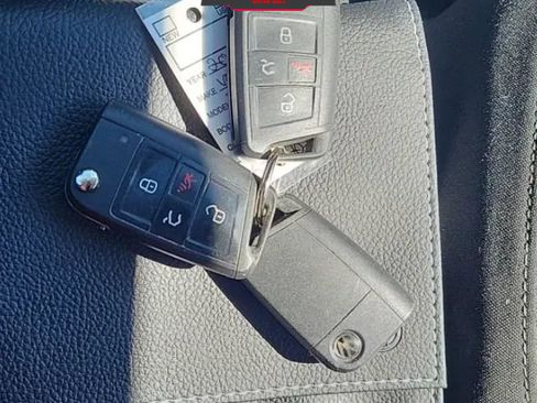 Used 2018 Volkswagen Tiguan S image 23