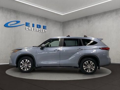 Used 2023 Toyota Highlander XLE AWD/4WD image 6