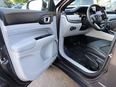 Used 2024 Jeep Compass Latitude AWD/4WD image 10