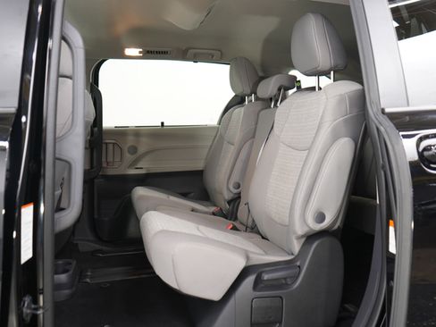 Used 2024 Toyota Sienna LE AWD/4WD image 18