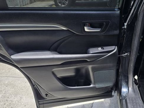 Used 2017 Toyota Highlander SE AWD/4WD image 33
