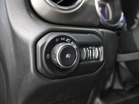 Used 2022 Jeep Wrangler Unlimited Sahara w/ LED Lighting Group AWD/4WD image 39