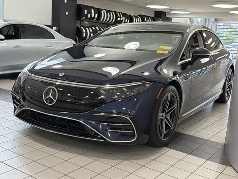 Used 2023 Mercedes-Benz EQS 580 4MATIC Sedan image 3