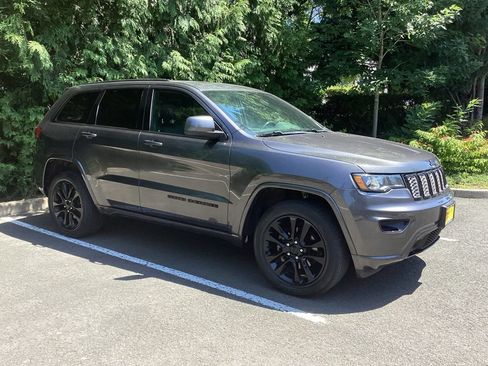 Used 2019 Jeep Grand Cherokee Altitude AWD/4WD image 9