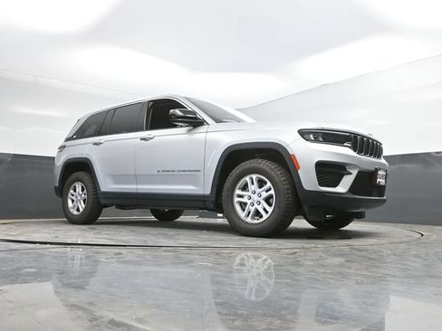 Used 2024 Jeep Grand Cherokee Laredo AWD/4WD image 47