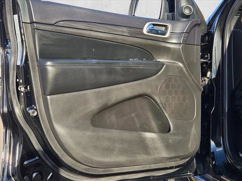 Used 2019 Jeep Grand Cherokee Altitude AWD/4WD image 10