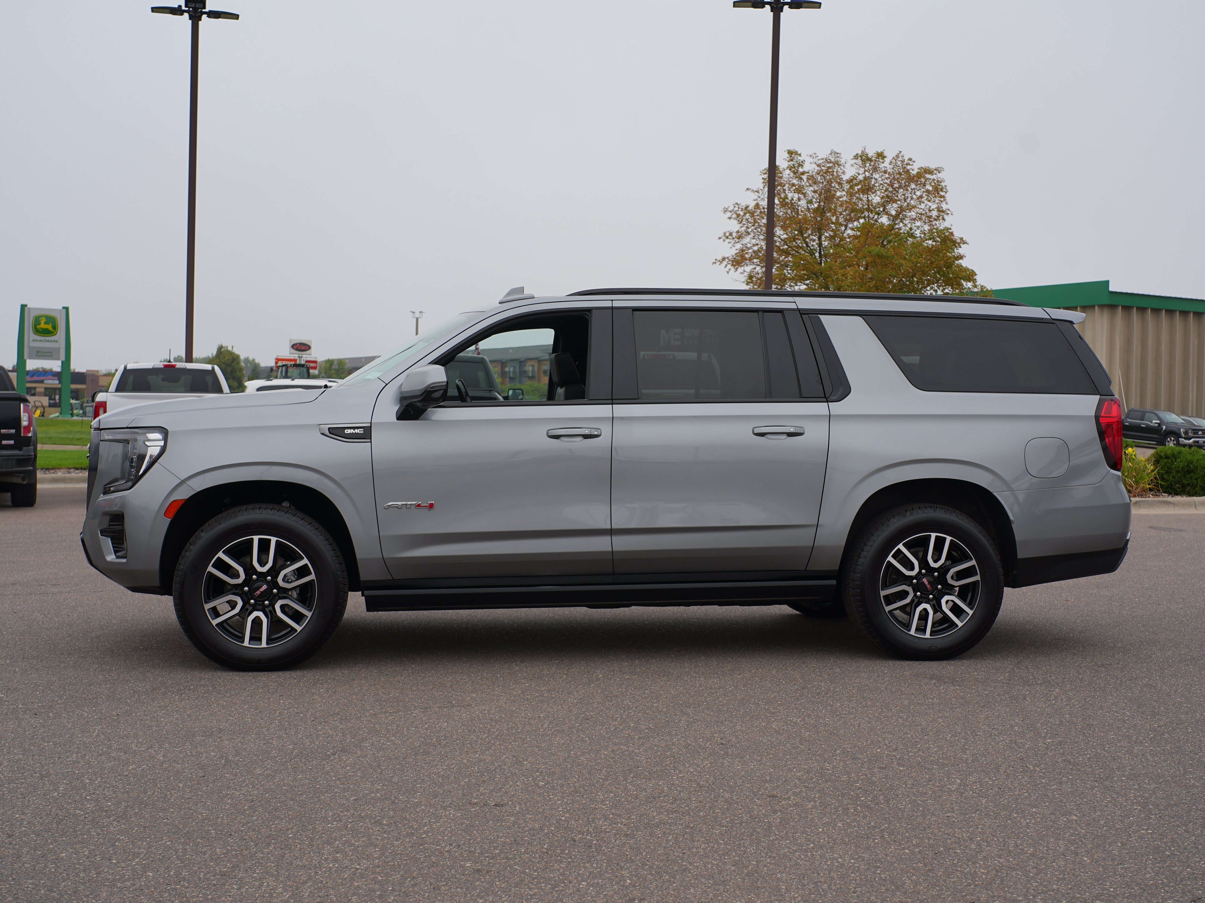 Used 2023 GMC Yukon XL AT4 w/ AT4 Premium Package AWD/4WD image 6