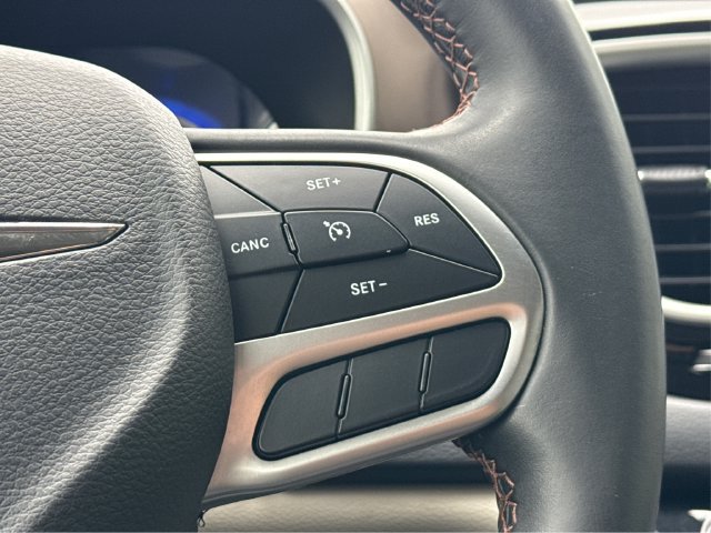 Used 2018 Chrysler Pacifica Touring-L FWD image 34