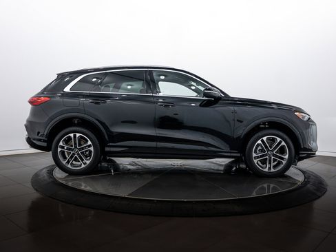 Certified 2025 Audi Q5 Premium w/ Convenience Package image 3