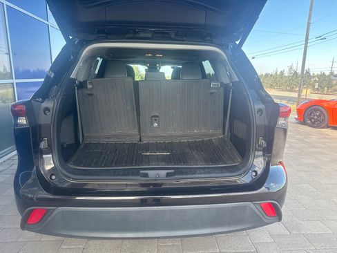 Used 2021 Toyota Highlander XLE AWD/4WD image 9