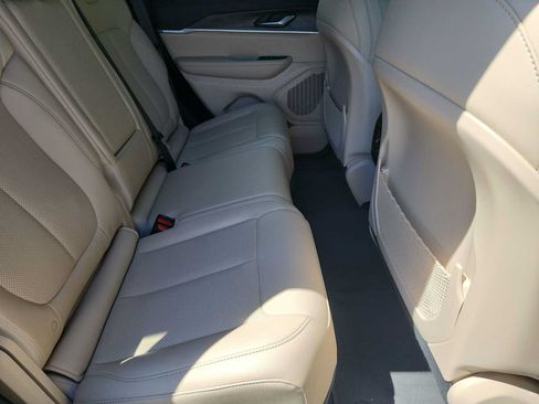 Used 2025 Jeep Grand Cherokee Limited w/ Luxury Tech Group II AWD/4WD image 16