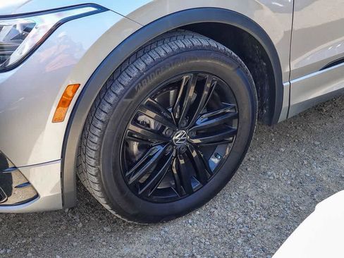 Used 2022 Volkswagen Tiguan SE R-Line image 3