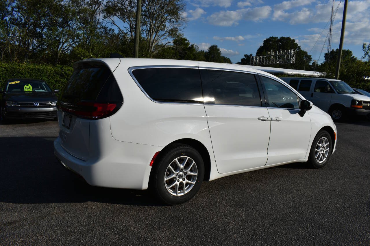 Used 2023 Chrysler Pacifica Touring FWD image 2