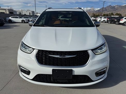 Used 2023 Chrysler Pacifica Pinnacle image 8