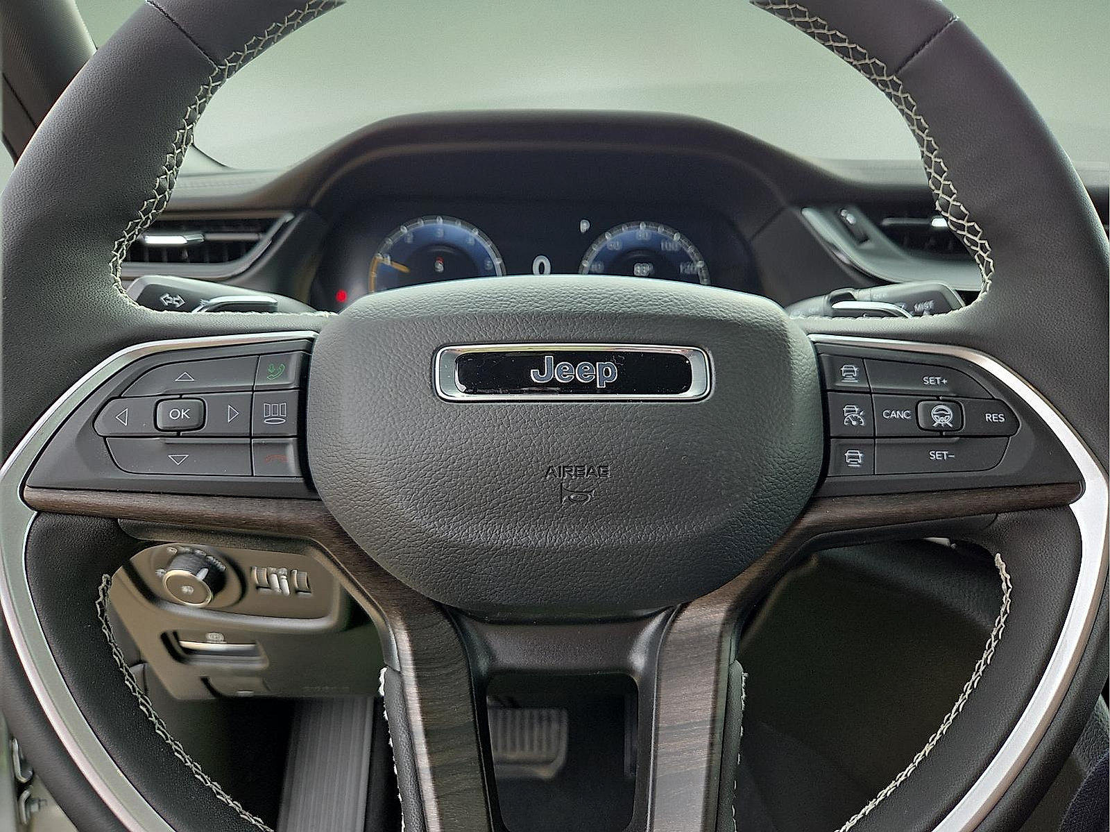 New 2026 Jeep Grand Cherokee L Limited w/ Luxury Tech Group II AWD/4WD image 24