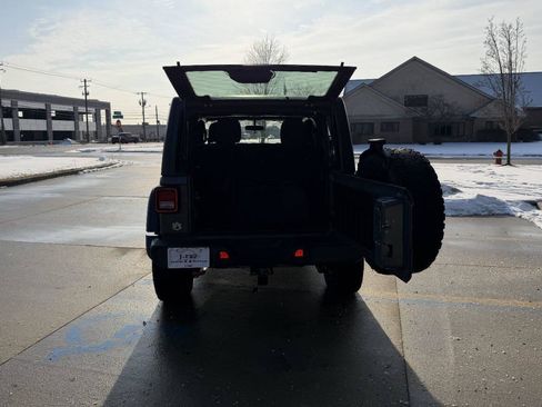 Used 2019 Jeep Wrangler Sport image 8