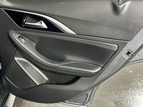 Used 2018 INFINITI QX30 FWD image 32