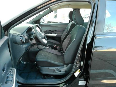 Used 2018 Nissan Kicks SV image 12