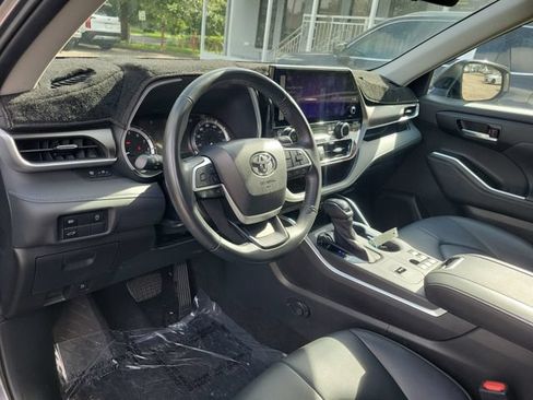 Used 2024 Toyota Highlander XLE FWD image 19