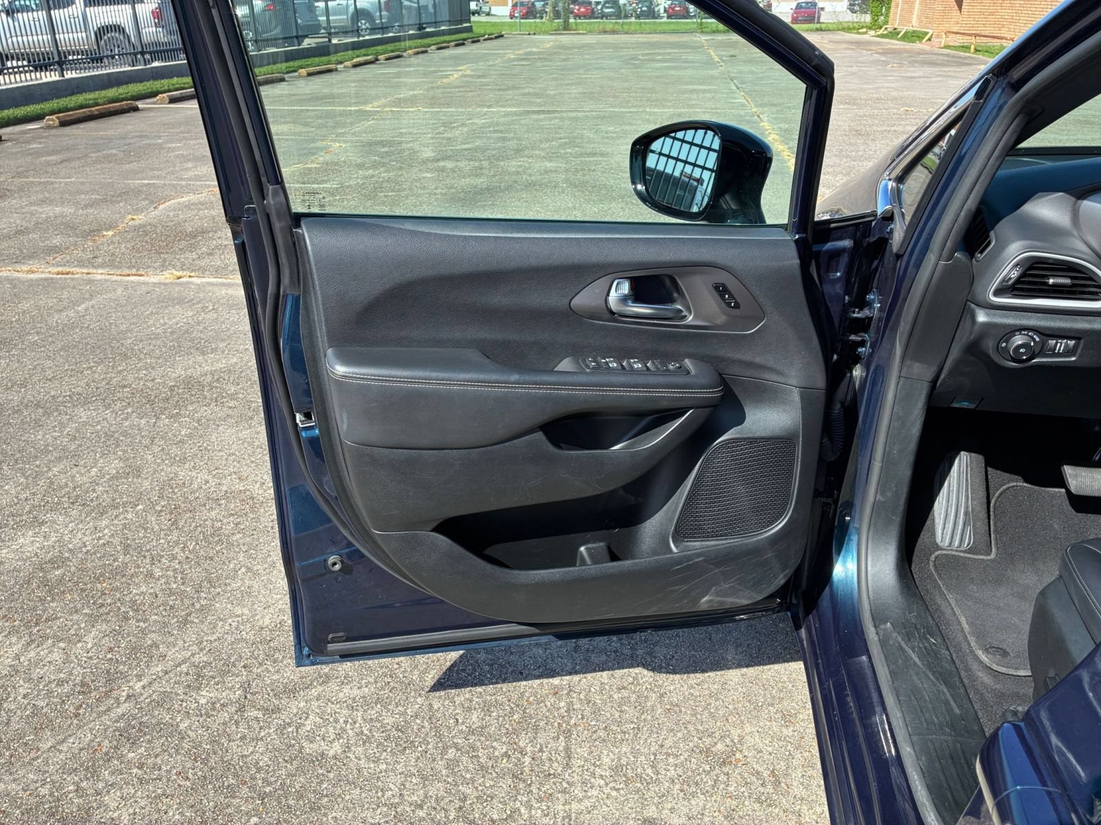 Used 2025 Chrysler Pacifica Select FWD image 18