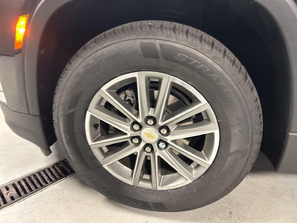 Used 2023 Chevrolet Traverse LT FWD image 9