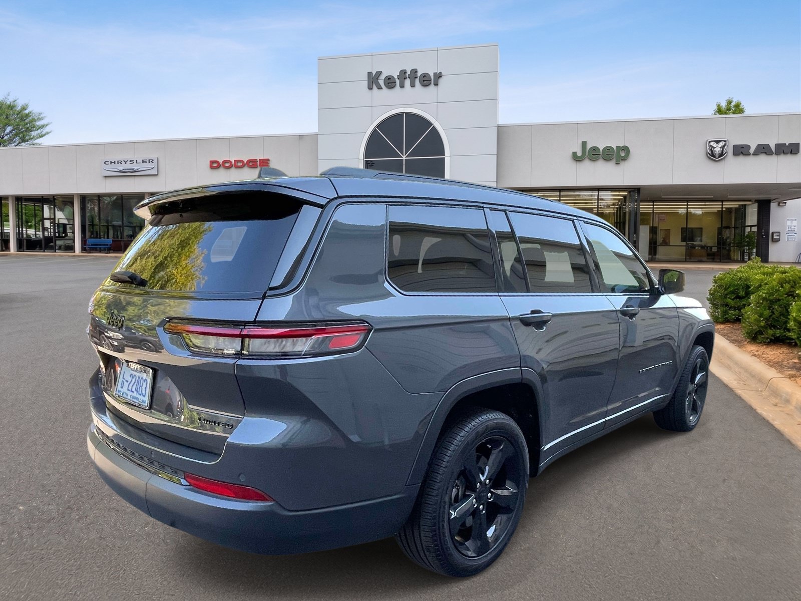 Used 2025 Jeep Grand Cherokee L Limited w/ Black Appearance Package AWD/4WD image 6