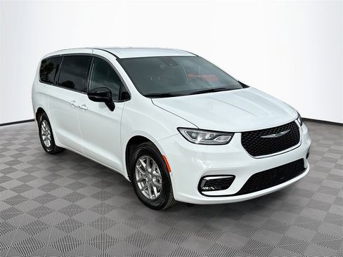 New 2026 Chrysler Pacifica Select image 3